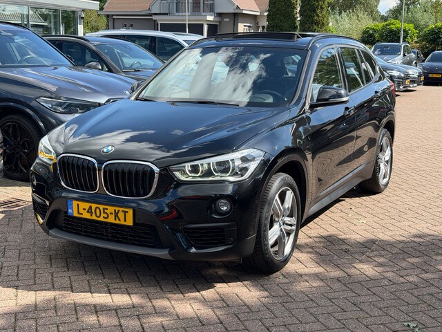 BMW X1 - sDrive18i / Panoramadak / Leder / Parkeerhulp V+A / Navigati