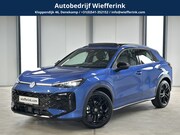 Volkswagen T-Roc - 1.5 eTsi R-Line First Edition | Trekhaak | Pano | Black-styl