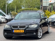 BMW 3-serie - 320i High Executive | Panoramadak | Leder | Parkeersensoren