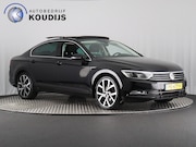 Volkswagen Passat - 1.4 TSI Comfortline Business (NL-Auto / Pano / Camera / ACC 