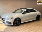 Mercedes-Benz CLA-Klasse - 180 Premium Plus AUT. PANORAMADAK SFEERVERLICHTING NAVIGATIE