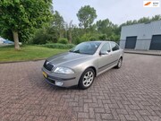 Skoda Octavia - 1.6 Ambiente AIRCO PARKEERSENSOR TREKHAAK ELEKTRISCHERAMEN