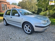 Volkswagen Golf - 1.4-16V lekt olie voor handige monteur