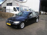 BMW 3-serie - 320i airco navigatie als de motor warm is rook hij zo mee ge