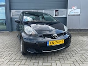 Toyota Aygo - 1.0-12V Aspiration Green kleur zwart met o.a. Airco / RADIO-