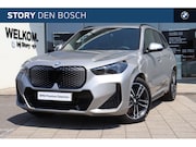 BMW iX1 - eDrive20 M Sport / Trekhaak / Panoramadak / Sportstoelen / C