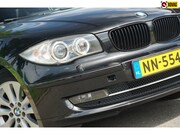 BMW 1-serie - 116i High Executive | Deep Sea Blue Metallic | Schuif/-Kante