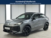 Volkswagen T-Roc - 1.5 eTsi R-Line First Edition | Trekhaak | Pano | Black-styl