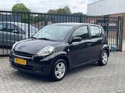 Daihatsu Sirion - 2 1.0-12V Premium 5 deurs, apk 9-2027