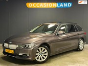 BMW 3-serie - Touring 320i High Executive|PANO|STOELV|CRUISE|TREKHAAK|BLUE