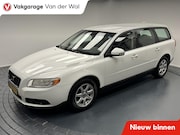 Volvo V70 - 2.0D Kinetic Trekhaak-Navigatie-Cr.contr-Clima-Leder-Parkeer