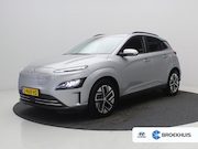 Hyundai Kona - EV Premium 64 kWh SOH 100% / 1ste eigenaar | Achterbank verw