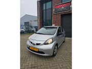 Toyota Aygo - Nwe apk nwe remschijven /airco./zeer netjes