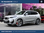 BMW iX1 - eDrive20 M Sport / Panoramadak / Trekhaak / Sportstoelen / A
