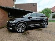 Volkswagen Tiguan - 2.0 TSI 4Motion Highline R-Line 220PK DSG Trekhaak / Carplay