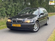 BMW 3-serie - 320i Special Edition | Cruise + Leder Nu € 1.950,