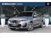 BMW iX1 - eDrive20 M Sport / Panoramadak / Sportstoelen / M Adaptief o