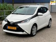 Toyota Aygo - 1.0 VVT-i x-play Grootscherm Airco Camera NAP 1 jaar APK
