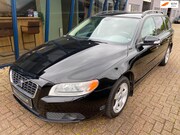 Volvo V70 - 2.5FT Momentum Automaat H.LEER / XENON / TREKHAAK / YOUNGTIM