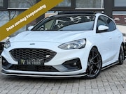 Ford Focus - 2.3 EcoBoost ST-3 Panoramadak Sportuitlaat ACC Recaro Maxton