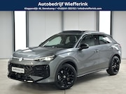 Volkswagen T-Roc - 1.5 eTsi R-Line First Edition | Trekhaak | Pano | Black-styl
