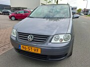 Volkswagen Touran - 1.6-16V FSI Business AIRCO/CRUISE
