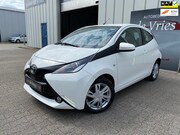 Toyota Aygo - 1.0 VVT-i x-play Airco / Camera / Stoelverw. / Elektr.pakket