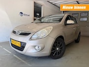 Hyundai i20 - 1.4i i-Motion 5drs AUT 2DE EIG AIRCO LMV PDC NETTE AUTO NAP