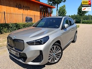 BMW iX1 - XDrive30, M-Sport PRO, panorama, trekhaak, H&K, HUD, driving