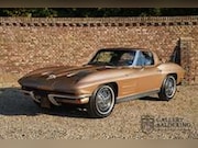 Corvette Stingray - C2 Coupé Split window Fully restored condition, Or