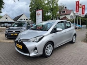 Toyota Yaris - 1.5 HYBRID AUTOMAAT / CAMERA / CRUISE CTR. / AIRCO-ECC / BLU