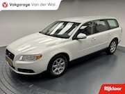 Volvo V70 - 2.0D Kinetic Trekhaak-Navigatie-Cr.contr-Clima-Leder-Parkeer
