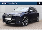 BMW iX - xDrive45 M Sport / Trekhaak / Panoramadak Sky Lounge / Comfo