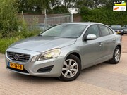 Volvo S60 - 1.6 DRIVe Kinetic Airco Cruise Navi Psensor Trekhaak