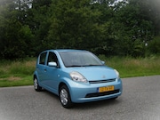 Daihatsu Sirion - 1.3-16V Comfort AUTOMAAT . 5 Deurs . Elec ramen en spiegels