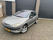 Peugeot 206 - 1.4-16V Gentry Premium|Airco| 5 Drs|AUX/USB|verstralers voor