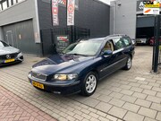 Volvo V70 - 2.4 Comfort Line 3e Eigenaar! Trekhaak Airco NAP APK