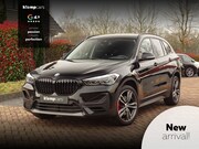 BMW X1 - sDrive20i Sportif | All-Black | Uniek | Custom | 19 inch | N