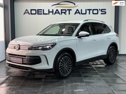 Volkswagen Tiguan - 1.5 eTSI Life Edition Automaat / Navigatie full map / Camera