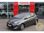 Toyota Yaris - 1.3 VVT-i DYNAMIC 5-DEURS AIRCO NAVIGATIE LM-VELGEN PARKEERC