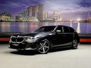 BMW 5-serie - Touring 520i |Panorama|HeadUp|Trekhaak|Crystal|Carbon|BTW