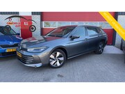 Volkswagen Passat - Variant 1.5 eTSI Business NL-AUTO / TREKHAAK / FULL LED / SF
