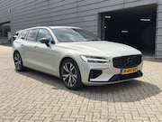 Volvo V60 - T6 350PK AWD R-Design Long Range | Pano | Trekhaak | Privacy