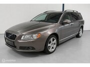 Volvo V70 - 2.5T Momentum AUTOMAAT / LEER / TREKHAAK