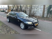 BMW 5-serie - 518d Luxury Edition FACELIFT LEER NAVIAGTIE CLIMA ZWART 2017