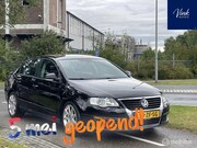 Volkswagen Passat - 1.6 Businessline | Navigatie | Riem VV | Trekhaak | LMV