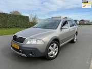 Skoda Octavia - 2.0 FSI Scout NAP/CLIMA/4X4/APK 3-2027