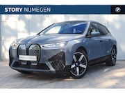 BMW iX - xDrive40 / Sportpakket / Panoramadak Sky Lounge / Trekhaak /