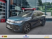 Volkswagen Tiguan - 1.5 eTSI R-LINE TREKHAAK/PANO-DAK/ELEK-KLEP/CAMERA/ACC/HUD/S
