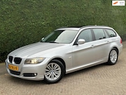 BMW 3-serie - 318i High Executive /AUTOMAAT/PANO/XENON/NAVI/RIJDTGOED
